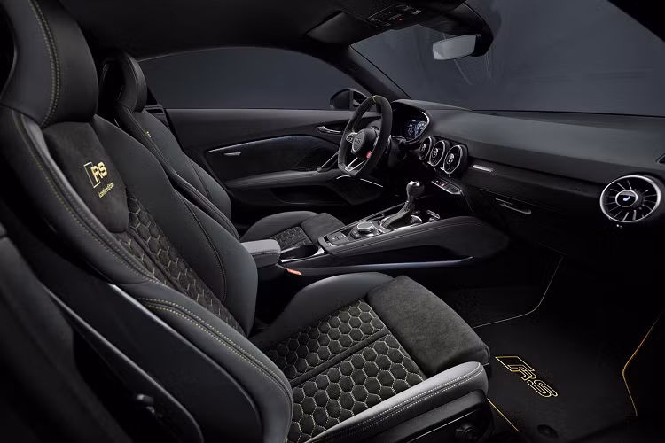 Các thành phần của bodykit này bao gồm bộ chia gió phía trước nổi bật, cánh lướt gió phía sau bằng sợi carbon cố định và bộ khuếch tán phía sau được sửa đổi. Không chỉ khiến xe "hầm hố" hơn, chúng còn góp phần tăng lực ép xuống trục sau để tăng độ bám đường và khiến thao tác ôm cua nhanh bớt nguy hiểm. 