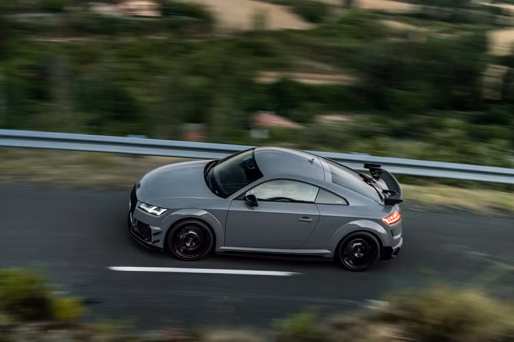 Một số nét đặc biệt cũng đã được thực hiện cho nội thất của Audi TT RS Iconic Edition. Xe có ghế thể thao RS được trang bị theo tiêu chuẩn được bổ sung thêm các mảng Nappa màu xám ở cạnh bên và Alcantara màu đen ở chính giữa, cùng đường chỉ khâu tổ ong màu vàng nổi bật.
