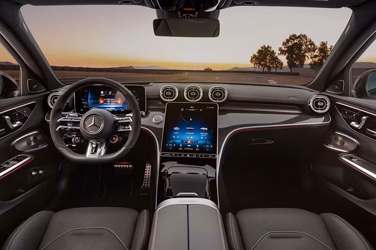 Nội thất của Mercedes-AMG C63 S không có nhiều sự thay đổi so với phiên bản tiền nhiệm. Xe được bổ sung một số giao diện đặc biệt trên đồng hồ lái và màn hình giải trí. Ghế thể thao là trang bị tiêu chuẩn. Trong khi đó, ghế AMG Performance nằm trong gói trang bị nâng cấp.