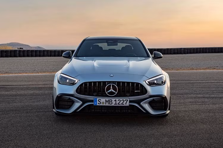 Logo AMG lần đầu xuất hiện trên C63 S, thay thế cho logo ngôi sao 3 cánh. Chi tiết này được đặt bên trên lưới tản nhiệt thay vì tại nắp capo như truyền thống. Ở phía sau, xe được trang bị cánh gió cỡ lớn và cụm ống xả thể thao.