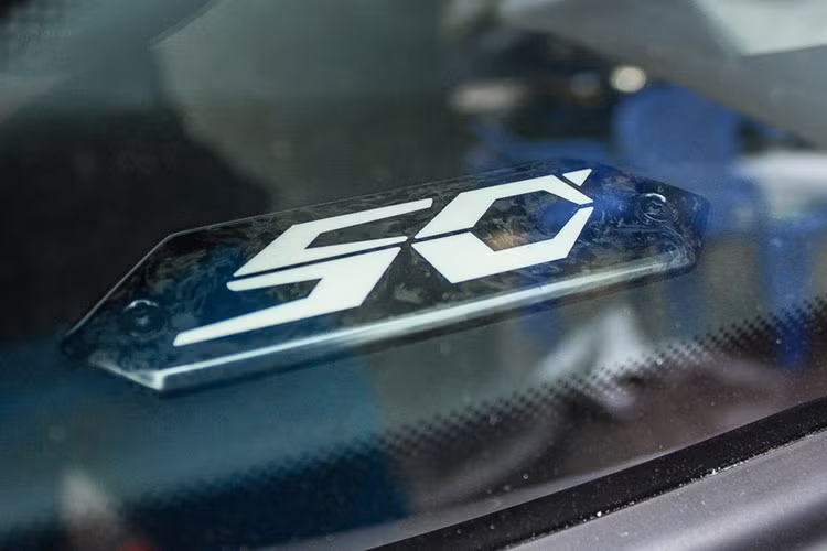 Logo đặc biệt của chiếc siêu xe Lamborghini Gallardo LP560-4 Spyder 50th Anniversary độc nhất Việt Nam này được làm trên 1 tấm carbon với thiết kế cách điệu, mang đậm chất "siêu bò" Ý.