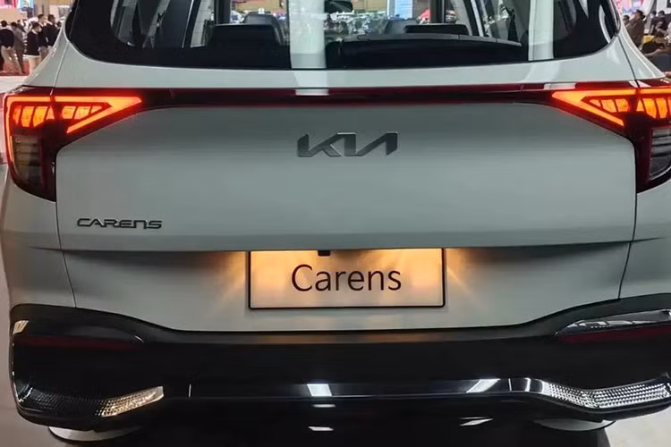 Như vậy, Kia Carens 2022 giá khá cao tại Indonesia và đắt hơn các đối thủ cùng phân khúc như Mitsubishi Xpander (249,93 - 299,77 triệu Rupiah), Hyundai Stargazer (243,3 - 307,1 triệu Rupiah), Honda BR-V (275,9 - 339,9 triệu Rupiah) và Suzuki Ertiga (270,3 - 281,3 triệu Rupiah). Với giá bán này, Kia Carens 2022 hứa hẹn sẽ gặp khó khăn trong việc tìm kiếm khách hàng tại đất nước vạn đảo.