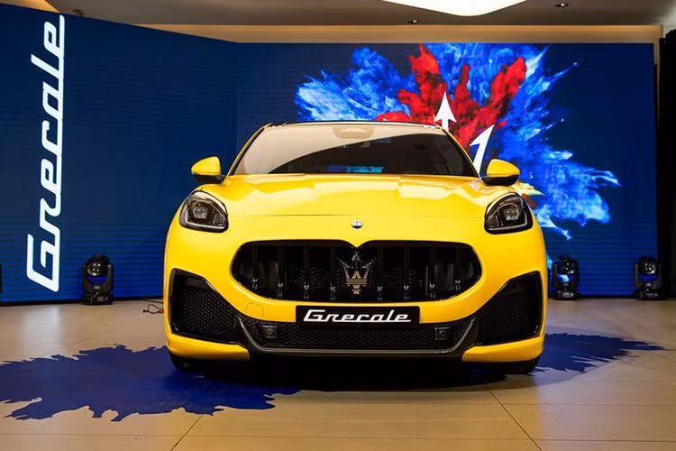 Chiếc xe SUV Maserati Grecale 2022 mới ra mắt thị trường Thái Lan thuộc phiên bản Trofeo với điểm ấn tượng chính là việc xe được trang bị động cơ V6, dung tích 3.0 lít được phát triển dựa trên động cơ Nettuno của siêu xe Maserati MC20 đã có ít nhất 2 chiếc về Việt Nam cũng như công nghệ xe đua Công thức 1, điều này giúp việc trải nghiệm sau vô lăng phiên bản Maserati Grecale Trofeo trở nên thú vị hơn.