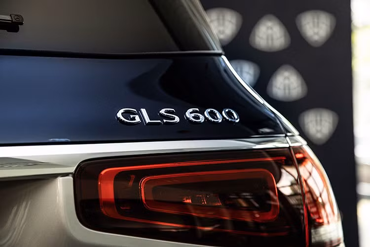 Ngoài ra, mẫu GLS 600 này càng mang nhiều tầng ý nghĩa khi sở hữu logo chữ M đôi mang tính biểu tượng của Maybach cùng dòng chữ 'Edition 100' ở chân được làm nổi bật ở cột chữ D, hay trên các chi tiết trang trí nội thất và bảng điều khiển...