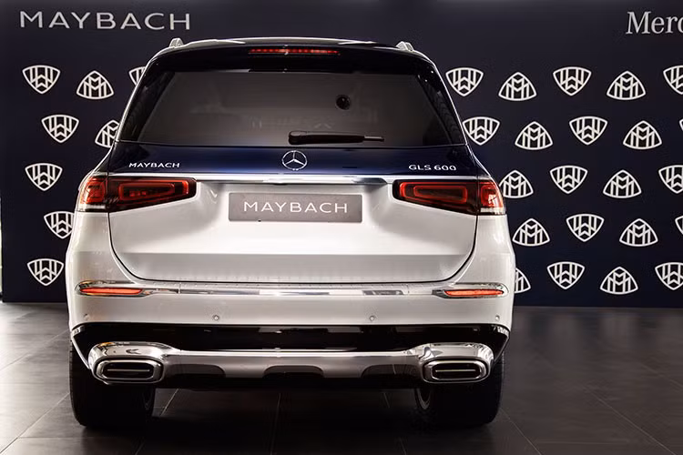 GLS 600 Edition 100 hội tụ đầy đủ những ngôn ngữ thiết kế đặc trưng như cản trước hình vây cá hay mặt lưới tản nhiệt ấn tượng. Một trong những điểm sáng quan trọng nhất trên mẫu xe phiên bản giới hạn này chính là thiết kế ngoại thất khi xe được sơn hai tone màu High-tech Silver/Nautical Blue bằng phương pháp thủ công.