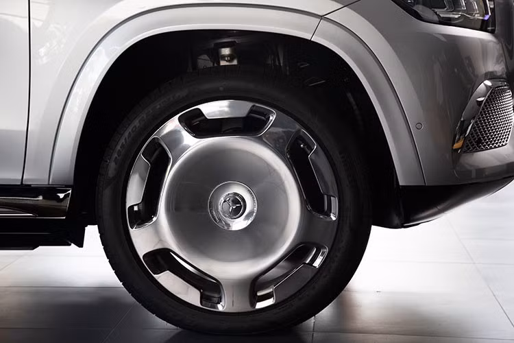 Bộ mâm màu xám khói 5 chấu được đúc nguyên khối vốn nổi tiếng trên những chiếc Maybach sedan nay được ưu ái trang bị cho mẫu SUV bản giới hạn này. Bánh xe và ngưỡng cửa cũng được gắn huy hiệu Edition 100.