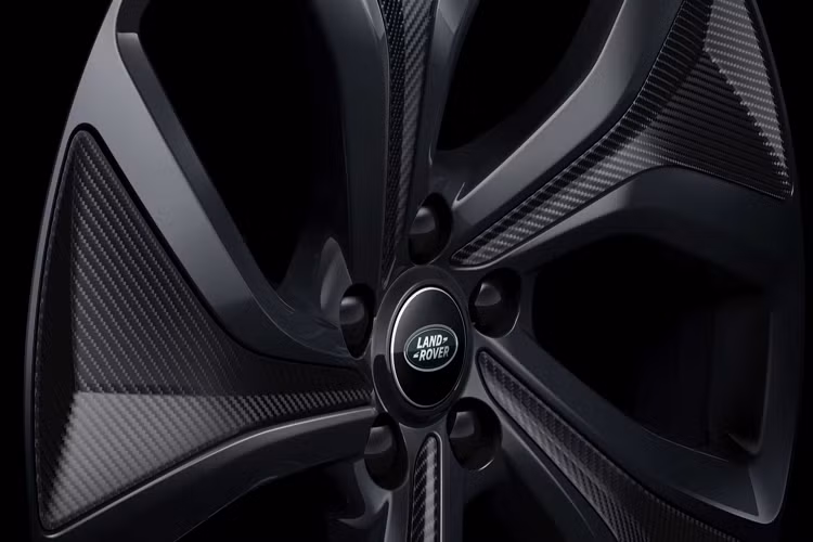 Bên cạnh các công nghệ mới, Range Rover Sport thế hệ mới cũng được trang bị Hệ Dẫn Động Bốn Bánh Toàn Thời Gian Thông Minh (All-Wheel Drive - iAWD) mới nhất. Đặc biệt là Chức Năng Điều Khiển Hành Trình Vượt Địa Hình Thích Ứng (Adaptive Off-Road Cruise Control) trên đường địa hình lần đầu tiên xuất hiện trên Range Rover Sport Mới và giúp người lái điều hướng các địa hình hiểm trở bằng cách duy trì tốc độ ổn định tùy theo điều kiện mặt đất.
