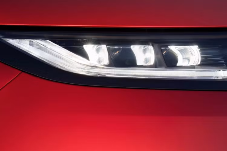 Về thiết kế bên ngoài, Range Rover Sport thế hệ mới được ứng dụng những triết lý thiết kế hiện đại, nhấn mạnh yếu tố cảm xúc như bề mặt căng, dáng vẻ năng động và đường nét dễ nhận biết với tỷ lệ cơ bắp tạo điểm nhấn hoàn hảo.