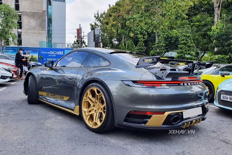 Chưa hết, Porsche 911 Carrera S của đại gia Sài Gòn còn được thay cánh gió nguyên bản sang loại cố định cỡ lớn, đồng thời bổ sung các khe khuếch tán dưới gầm xe và cụm ống xả của TechArt.