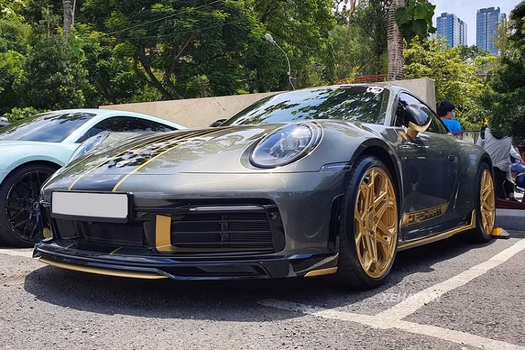 Các chi tiết này giúp 911 Carrera S thế hệ mới trở nên hầm hố và cá tính hơn hẳn. Ngoài ra, xe còn được trang bị bộ la-zăng Daytona II "hàng thửa", với thiết kế 5 chấu kép đan xen, tạo thành hình ngôi sao lạ mắt.