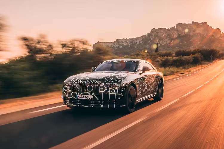 Chiếc Electric Super Coupé này sẽ là chiếc xe siêu sang chạy hoàn toàn bằng điện đầu tiên có các chuyến đi thử nghiệm xuyên lục địa trong chương trình thử nghiệm dài 2,5 triệu Km.