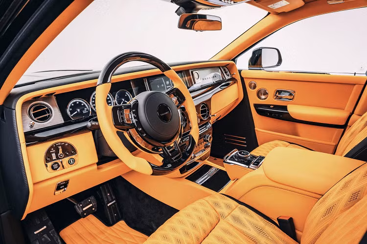 Ngoài ra, chiếc xe siêu sang Rolls-Royce Phantom VIII độ này còn được trang bị Hệ thống xả thể thao của Mansory có chức năng điều khiển từ xa.