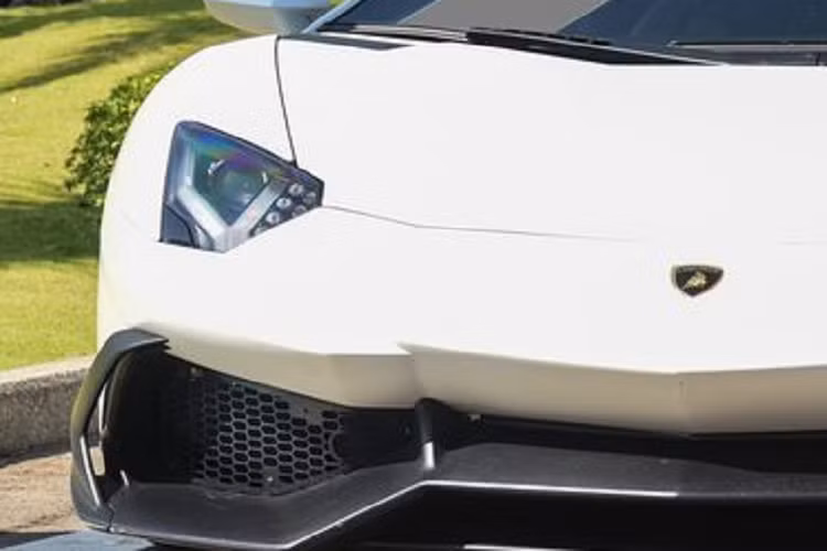 Lamborghini Aventador của Jessie Lương sở hữu được mua vào tháng 3/2021. Mặc dù giá trị chiếc xe đến nay vẫn là một con số bí ẩn khi đã sang tên qua nhiều người nhưng nhiều chuyên gia cho biết giá trị chiếc xe hiện không dưới 20 tỷ đồng.