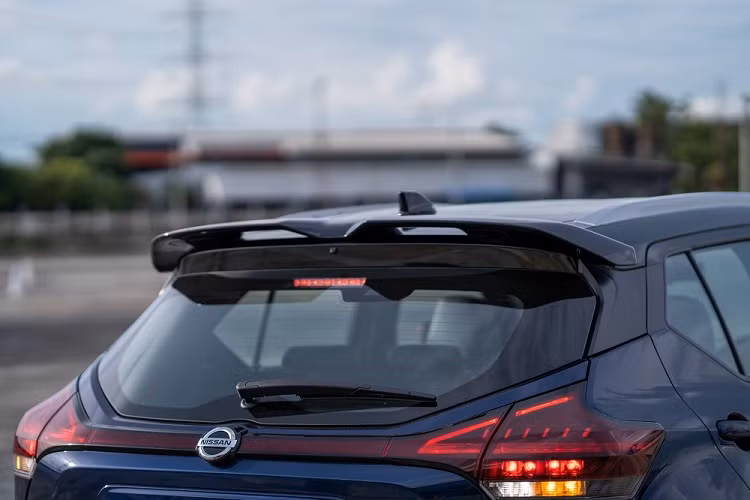Trong khi đó, trên lưới tản nhiệt và cửa cốp sau có logo Autotech màu xanh dương như dấu hiệu nhận biết cho phiên bản cao cấp nhất của Nissan Kicks 2022. Ngoài ra, có thể kể đến những trang bị ngoại thất đáng chú ý của Nissan Kicks Autotech 2022 như hệ thống đèn LED, bao gồm đèn pha tự động bật/tắt, đèn báo rẽ, dải đèn định vị ban ngày, đèn sương mù trước, đèn hậu và đèn phanh phía sau.