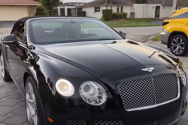 Tại Mỹ, Bentley Continental GT V8 Convertible có giá từ 227.200 USD (khoảng 5,5 tỷ đồng). Mẫu xe này hiện cũng đc phân phối chính hãng tại Việt Nam với mức giá từ 18 tỷ đồng, chưa bao gồm thuế và các loại chi phí đi kèm.