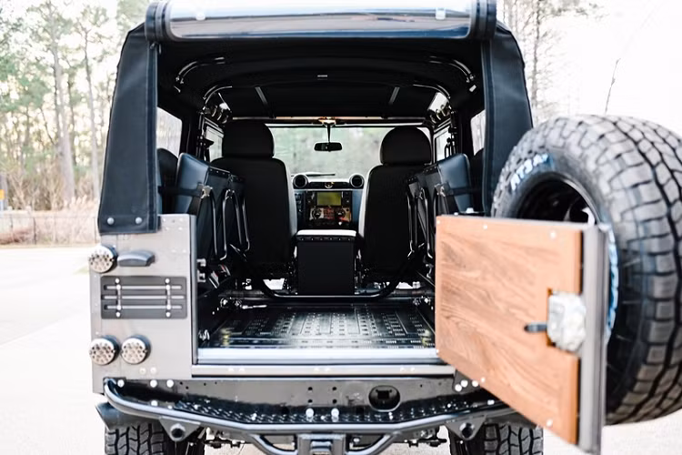 Đáng chú ý, chiếc SUV địa hình Land Rover Defender 90 độ khủng này còn nhận được ống xả mới, bộ tản nhiệt bằng nhôm Grin, các quạt làm mát, dây phanh bằng thép không gỉ, đường dẫn nhiên liệu bằng thép không gỉ, trục sau hạng nặng và cầu trước hạng nặng được nâng cấp các khớp CV.