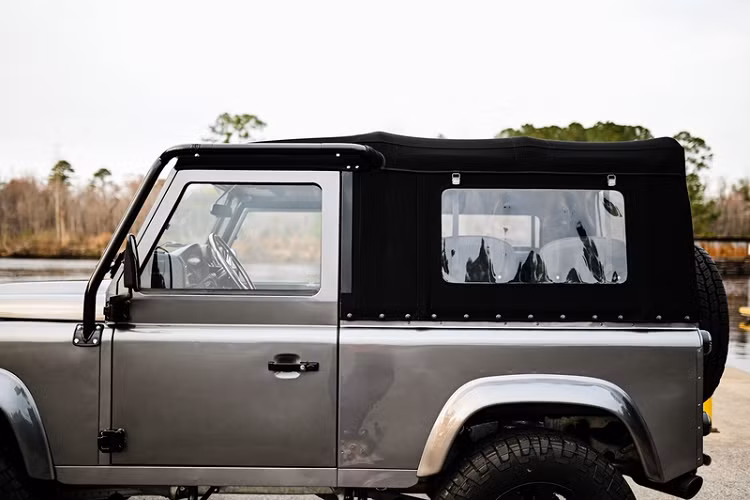 Chiếc xe Land Rover Defender 90 địa hình này cũng có thêm bản lề cửa nhôm, mui xe và kính chắn gió màu đen lạ mắt và các tay nắm cửa mới, phù hợp với tổng thể xe.