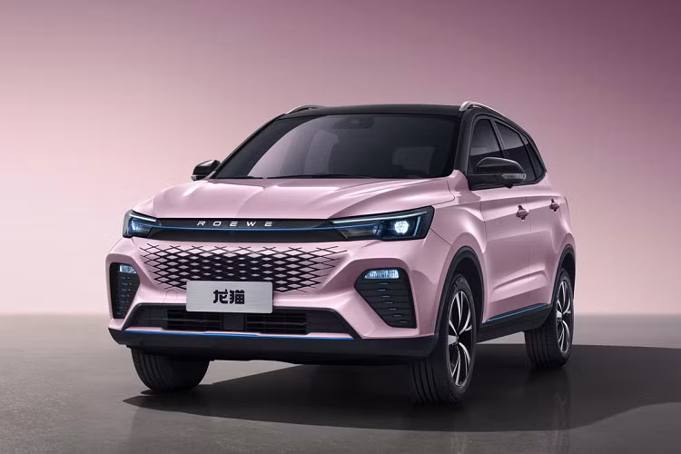 Do đó, nhiều khả năng MG VS HEV sẽ sử dụng chung động cơ với mẫu xe "anh em" từ Trung Quốc. Đó là động cơ 1.5L có mã 15S4C, cho công suất 114 mã lực và mô-men xoắn 150 Nm. Động cơ này kết hợp với một mô-tơ điện có công suất 95 mã lực và mô-men xoắn 200 Nm, cho tổng công suất đạt 182 mã lực và mô-men xoắn 350 Nm.