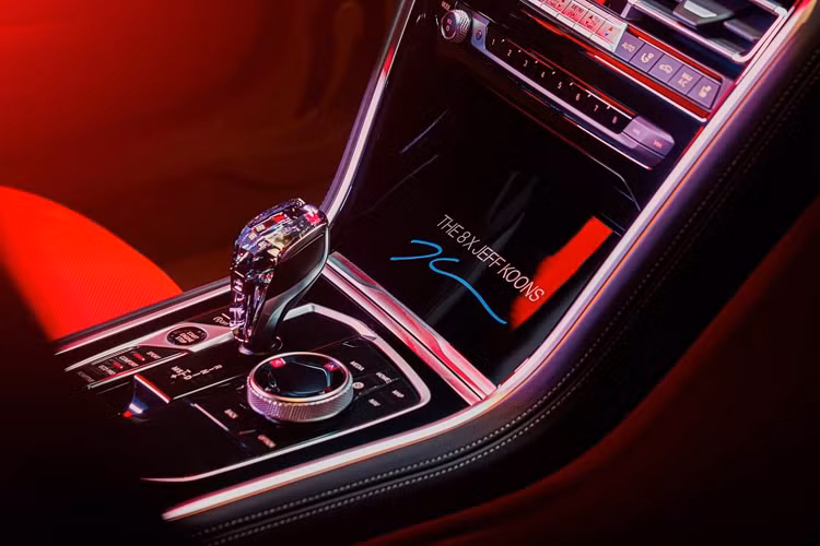 Mẫu xe này không được thiết kế theo phong cách của những chiếc BMW Art Car cổ điển mà lại được khoác lên mình lớp áo ngoại thất đương đại với các hình vẽ, phong cách phối màu như đồ họa trong phim hoạt hình.