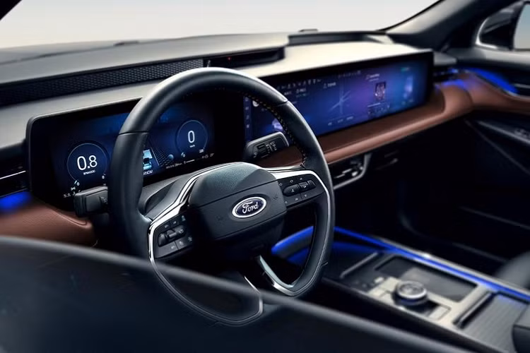 Bên trong Ford Mondeo 2022 là không gian nội thất hiện đại và công nghệ cao nhờ màn hình cỡ lớn nằm độc lập trên mặt táp-lô. Màn hình dài 1,1 m này bao gồm bảng đồng hồ kỹ thuật số 12,3 inch, màn hình thông tin giải trí và màn hình dành cho hành khách ở ghế phụ lái. 