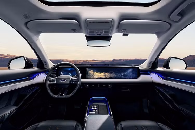 Chưa hết, Ford Mondeo ST-Line 2022 còn có những chi tiết ngoại thất màu đen bóng như lưới tản nhiệt, nẹp trên cản trước/sau, ốp trên cửa, vỏ gương chiếu hậu, các cột của xe, cánh gió đuôi và bộ khuếch tán gió phía sau. Đặc điểm nhận dạng cuối cùng của bản ST-Line là cùm phanh màu đỏ thể thao.