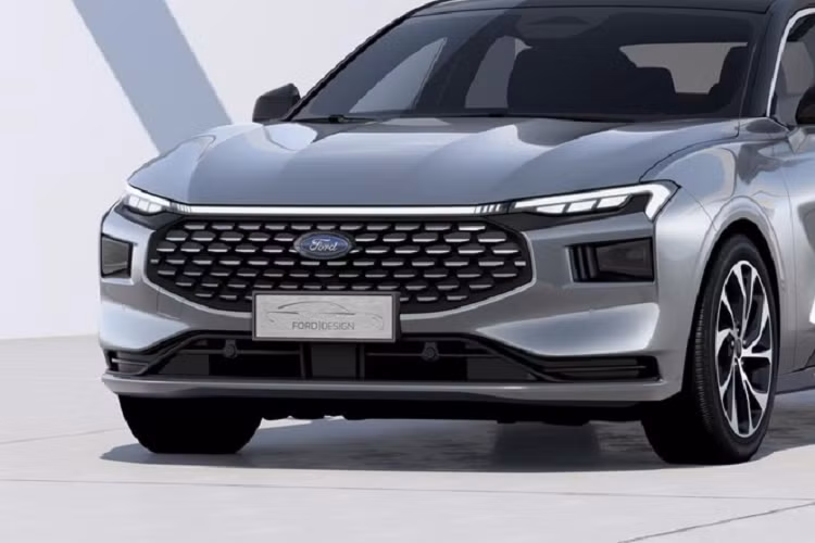 Đáng tiếc là gói công nghệ an toàn chủ động ADAS chỉ dành cho bản ST-Line. Với hệ thống an toàn Ford Co-Pilot 360 đầy đủ, bản ST-Line có khả năng tự lái cấp độ 2. Được phát triển dựa trên cơ sở gầm bệ C2 giống Ford Evos cũng như Lincoln Zephyr, Mondeo thế hệ mới dùng hệ thống treo thanh giằng MacPherson phía trước và đa liên kết đằng sau.