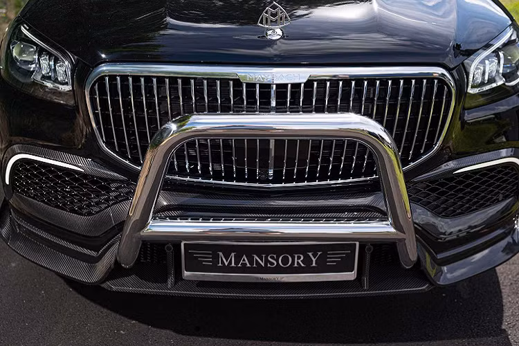 Ở phía cản sau, mẫu xe cũng sở hữu thêm phần cản va chrome khác lạ. Mansory hoàn thành việc nâng cấp mẫu xe này với bộ mâm độ cỡ lớn có kích thước lên tới 24 inch cực ấn tượng.