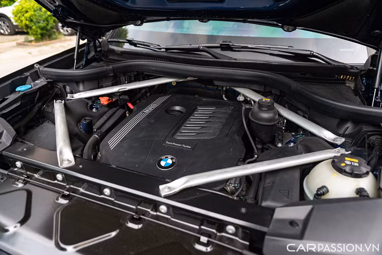 BMW X7 xDrive40i được trang bị động cơ I6 dung tích 3 lít, công suất 335 mã lực cùng mô-men xoắn cực đại 450 Nm kết hợp cùng hộp số tự động 8 cấp. Khả năng tăng tốc 0-100 km/h trong vòng 6,1 giây. Xe có 3 chế độ lái gồm Eco, Comfort, Sport.