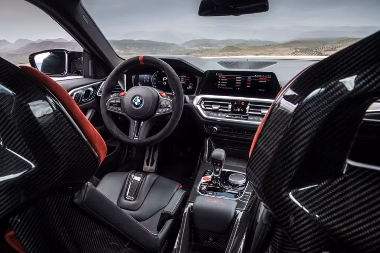 Sau khi loại bỏ hàng ghế sau, BMW M GmbH còn trang bị cho xe hàng ghế trước thể thao M Carbon. Các linh kiện khác như phanh, lazăng, lò xo giảm xóc và xylanh thuỷ lực của hệ thống treo cũng được thay thế bằng trang bị mới nhẹ hơn gồm phanh carbon-sứ, vành đúc. Hệ thống xả nguyên bản cũng được thay mới bằng ống xả bằng titan giúp giảm 4 kg. Bên trong khoang lái, BMW M4 CSL 2023 sẽ không có nâng cấp như mẫu M3.