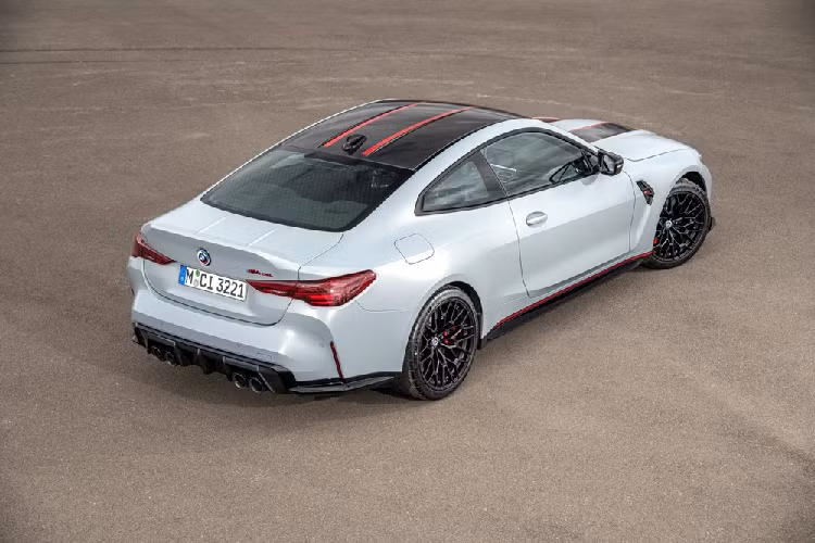 Ngoài sử dụng sợi carbon để giảm trọng lượng xe, BMW M GmbH còn cải tiến lưới tản nhiệt ở đầu xe. Nan lưới tản nhiệt nguyên bản được thay bằng bộ lưới tản nhiệt mới với nan thưa hơn, loại bỏ đèn hậu, thảm sàn, và hệ thống điều hoà tự động. Sau khi cải tiến, chiếc BMW M4 CSL 2023 đã giảm tổng cộng 109kg trọng lượng.