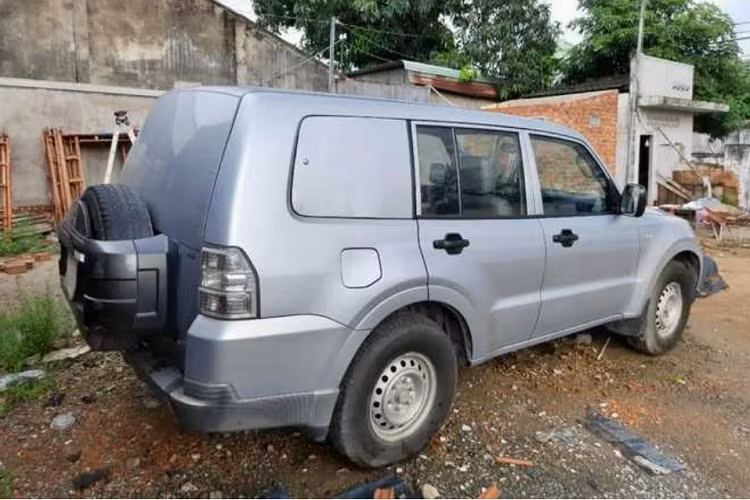 Mitsubishi Pajero 2008 chở tiền do các ngân hàng thanh lý lại, người dùng mua về thường đại tu nhiều hạng mục với chi phí vài chục đến vài trăm triệu đồng, tuỳ theo sở thích cá nhân và nhu cầu di chuyển.