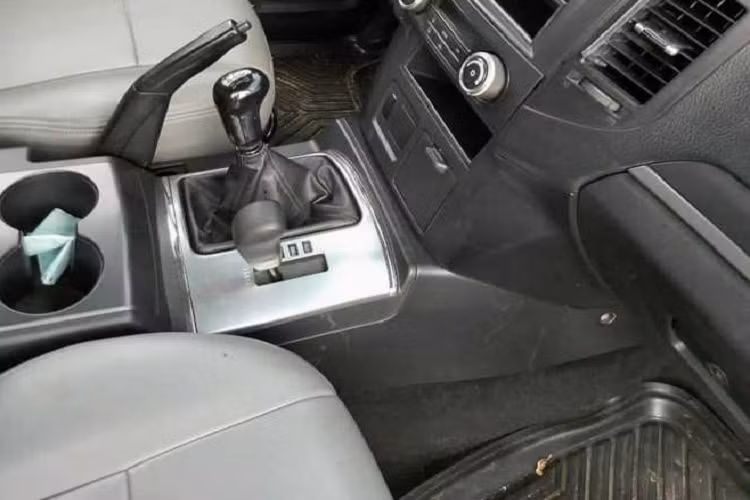 Xe chỉ 5 chỗ ngồi, nhưng sau khi tháo bỏ thùng chở tiền, hàng ghế thứ hai có độ ngả lớn. Khoang hành lý có không gian chứa đồ rộng rãi. Các dòng xe này không có niên hạn, nên người dùng có thể sử dụng lâu dài.