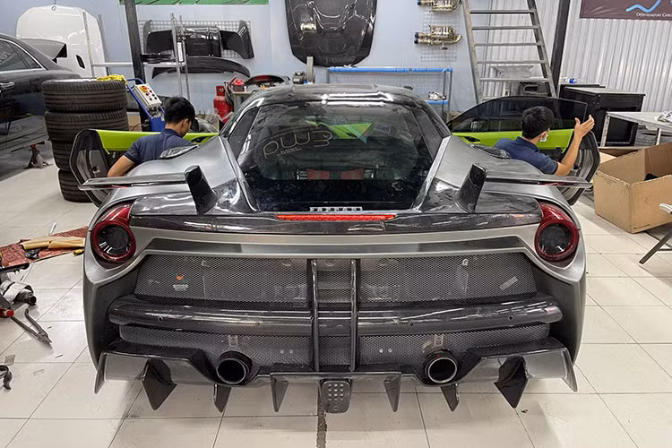 Ở phía sau, đây là khu vực ấn tượng nhất trên chiếc Ferrari 488 GTB Misha Designs này. Đuôi xe được bổ sung một tấm lưới tản nhiệt cỡ lớn, với một thanh tròn lớn đặt ngang và 2 thanh đặt dọc cố định lại.