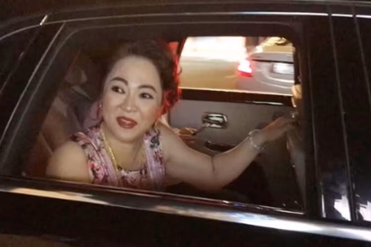 Ngoài ra, nữ đại gia này còn di chuyển trên một chiếc xe siêu sang Rolls-Royce Ghost Series II và chiếc xe MPV hạng sang Toyota Alphard. Ước tính tổng giá trị cho dàn xe siêu sang của bà Nguyễn Phương Hằng phải lên đến trên 80 tỷ đồng.
