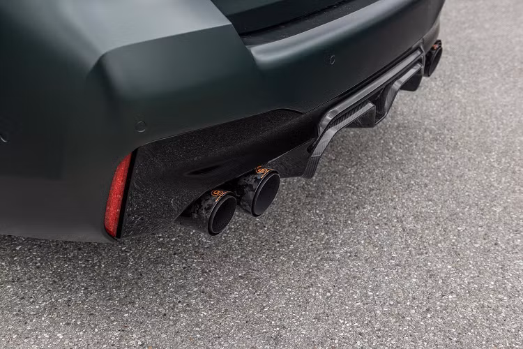 Nhìn từ bên ngoài, không ai có thể nhầm mẫu xe này với một chiếc BMW M khác vì bộ bodykit và bộ mâm độ đã giúp chiếc xe này trở nên nổi bật hơn rất nhiều lần.