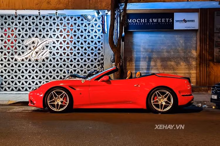 Ferrari California T sở hữu cỗ máy tăng áp kép V8 3.9L cho công suất 552 mã lực và mô-men xoắn cực đại 755Nm, xe chỉ mất 3,6 giây để chạy nước rút từ 0 - 100 km/h tốc độ tối đa cán mức 315 km/h. Thời điểm mới về nước, giá xe Ferrari California T đồn đoán trên 12 tỷ đồng, gấp vài lần so với giá niêm yết tại Mỹ, khoảng (khoảng 4,5 tỷ đồng).