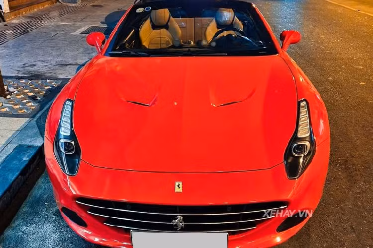 Phải nói bộ cánh màu đỏ rất hợp với ngựa chiến Ferrari California T, từng đường nét thiết kế của siêu xe được tôn lên rõ rệt. Đi kèm với ngoại thất là bộ mâm xe hình ngôi sao sơn bạc và cùm phanh màu đỏ cùng tông ngoại thất mới.
