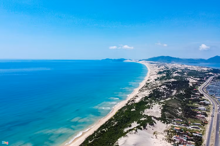  Vịnh Vân Phong cách TP.HCM khoảng 500 km; cách Hà Nội khoảng 1.200 km; cách TP Nha Trang (trung tâm tỉnh Khánh Hòa) về phía bắc khoảng 60 km. Nơi đây từ lâu là điểm đến hấp dẫn của du khách thích du lịch trải nghiệm, khám phá.