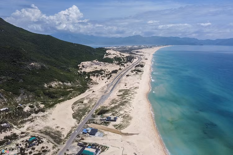 Vịnh Vân Phong là nơi tập hợp của nhiều đảo và vũng vịnh nhỏ, nơi có Mũi Đôi nằm trên bán đảo Hòn Gốm (thuộc xã Vạn Thạnh, huyện Vạn Ninh) là điểm cực Đông trên đất liền của Việt Nam.
