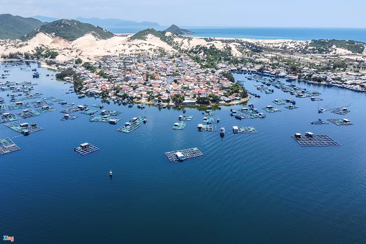 Trong vịnh Vân Phong hiện hữu nhiều khu dân cư sinh sống, đây là điểm đặc trưng của miền biển, nơi du khách có thể ghé thăm và ăn uống ở các chợ trong làng.