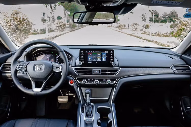 Trước Honda, những thương hiệu như Chevrolet hay Nissan cũng đã ngừng bán các mẫu xe sedan hạng trung Malibu và Altima ở thị trường Philippines. Hiện phân khúc sedan cỡ D tại thị trường này vẫn còn một số đại diện như Toyota Camry và Mazda6 nhưng 2 mẫu xe này cũng mang về doanh số không quá cao.