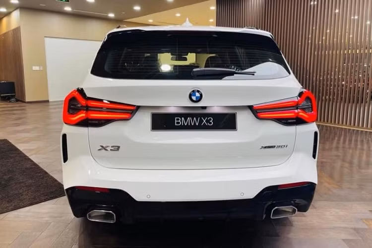 Cụm đèn chiếu sáng trước dạng LED thường, không Adaptive, đi kèm là bộ mâm 19 inch đa chấu màu bạc với thiết kế chấu hình chữ "V". Về nội thất, xe được trang bị vô lăng 3 chấu, tích hợp các phím chức năng, đồng hồ analog kết hợp màn hinh 5,1 inch, màn hình trung tâm 10,25 inch, âm thanh HiFi 12 loa. Bản này vẫn có điều hòa tự động 3 vùng.
