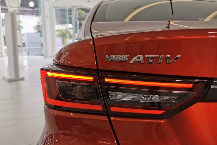 Bên trong xe, Toyota Vios 2023 bản tiêu chuẩn chỉ được trang bị ghế bọc nỉ màu đen với ghế lái chỉnh độ cao. Trong khi đó, mặt táp-lô được bọc da màu nâu với chỉ khâu trang trí màu xám. Bệ tì tay trên tappi cửa làm từ nhựa urethane màu nâu và tay nắm cửa trong xe không mạ crôm nên trông "kém sang" hơn các phiên bản còn lại.