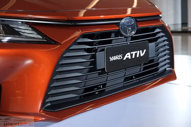 Có thẻ thấy, dù là bản tiêu chuẩn nhưng Toyota Vios Sport 2023 vẫn được trang bị đèn pha LED trên đầu xe. Tuy nhiên, đèn pha của bản Sport không được tích hợp dải đèn LED định vị ban ngày như 3 phiên bản còn lại. Phải từ bản Smart trở lên, xe mới có trang bị này.