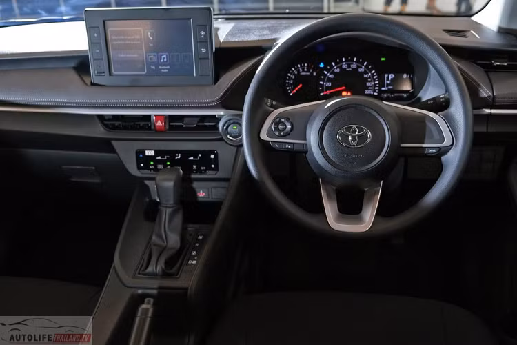 Tất nhiên, cũng không thể mong chờ bản Sport có hệ thống an toàn chủ động Toyota Safety Sense. Ngoài ra, bản tiêu chuẩn cũng không có phanh tay điện tử, tính năng tự động giữ phanh tạm thời, camera 360 độ, cảnh báo điểm mù hay cảnh báo phương tiện cắt ngang khi lùi như 2 bản cao cấp.