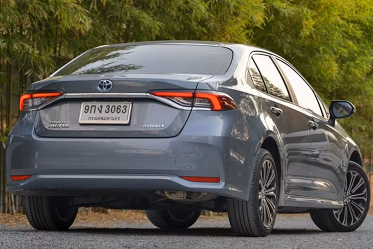 Đúng với chiến lược trẻ hóa dòng sản phẩm của Toyota Việt Nam, Corolla Altis thế hệ mới sẽ có nhiều điểm hấp dẫn nổi bật hơn hẳn so với thế hệ cũ. Về ngoại hình, xe được phát triển dựa trên cơ sở gầm bệ TNGA mới tương tự như "đàn anh" Camry.