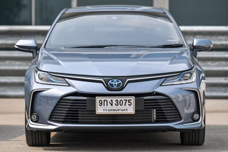 Thứ 2 là động cơ Hybrid (bản 1.8HV) gồm máy xăng 1.8L có thông số kỹ thuật là 97 mã lực và 142 Nm, kết hợp với mô-tơ điện có 72 mã lực và 163 Nm cho tổng công suất là 122 mã lực. Về phần trang bị an toàn, ngoài gói Toyota Safety Sense 2.0 trên bản 1.8V và 1.8HV, được biết trên bản cao nhất xe còn được trang bị thêm cảnh báo điểm mù.