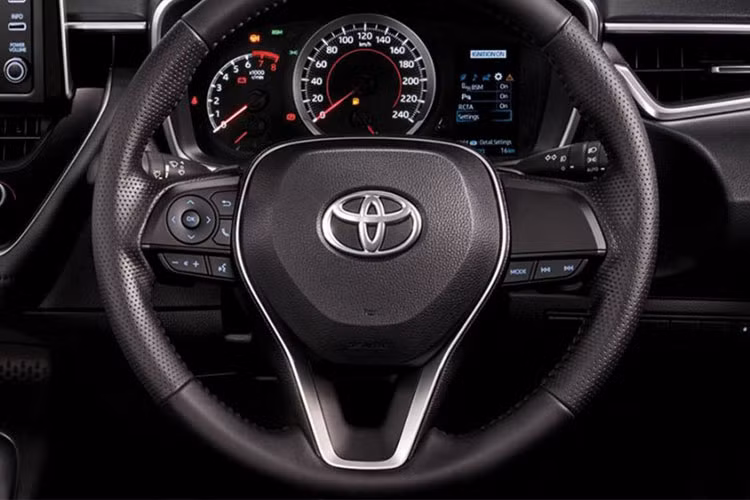 Một số tiện nghi hấp dẫn của xe Toyota Corolla Altis thế hệ mới gồm có điều hòa tự động 2 vùng, ghế chỉnh điện, phanh tay điện tử và nhiều khả năng là cả sạc điện thoại không dây...