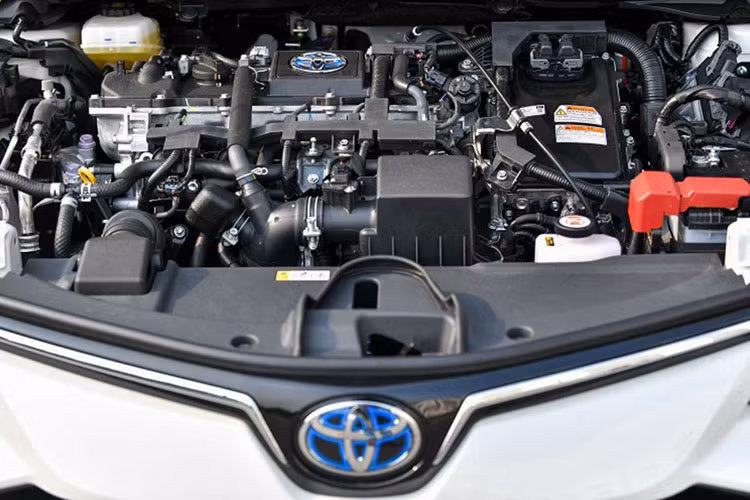 Bên dưới nắp ca-pô, Toyota Corolla Altis 2022 sẽ có 2 tùy chọn động cơ. Đầu tiên là máy xăng 1.8L sản sinh công suất tối đa 138 mã lực cùng mô-men xoắn cực đại đạt 173 Nm.