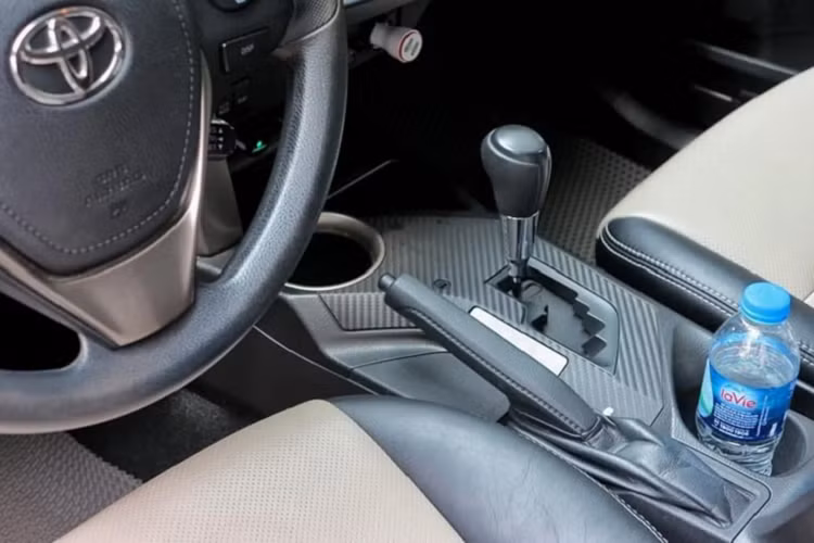 Là một mẫu xe nhập Mỹ, RAV4 đời 2015 là mẫu xe có tiêu chuẩn an toàn cao với 8 túi khí, neo ISOFIX ghế bảo vệ trẻ em, cảnh báo chệch làn đường và giám sát điểm mù. Bên cạnh các công nghệ an toàn chủ động như: chống bó cứng phanh, hỗ trợ phanh, phân phối lực phanh điện tử, kiểm soát ổn định thân xe, kiểm soát lực kéo chủ động...